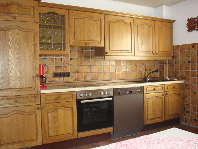 Einbauküche aus Eichenholz mit Backofen, Kochfeld und Geschirrspüler